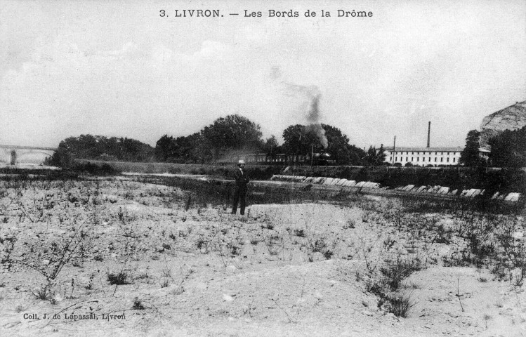 Le train passant aux bords de la Drôme.