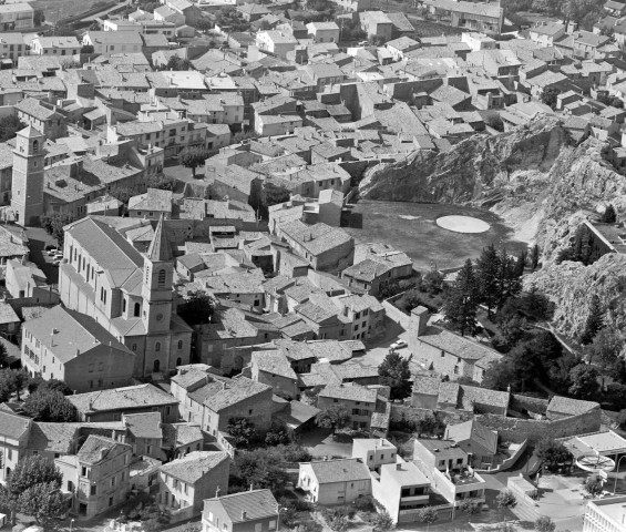 Vue aérienne d'une partie de la ville, le rocher et l'église Saint-André.