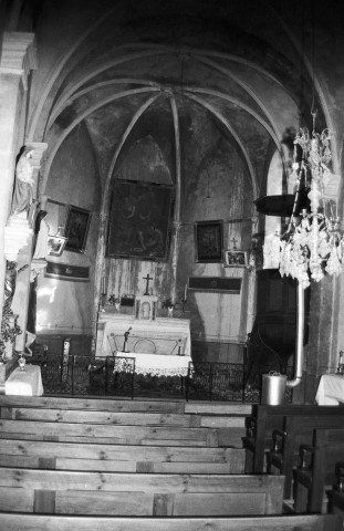 Saint-Ferréol-Trente-Pas.- La nef et la tribune de l'église de Saint-Ferréol.