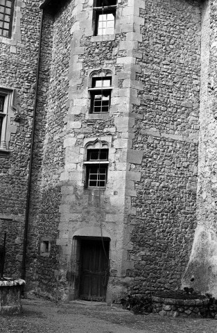 Saint-Vallier. - La tour d'escalier côté cour du château.