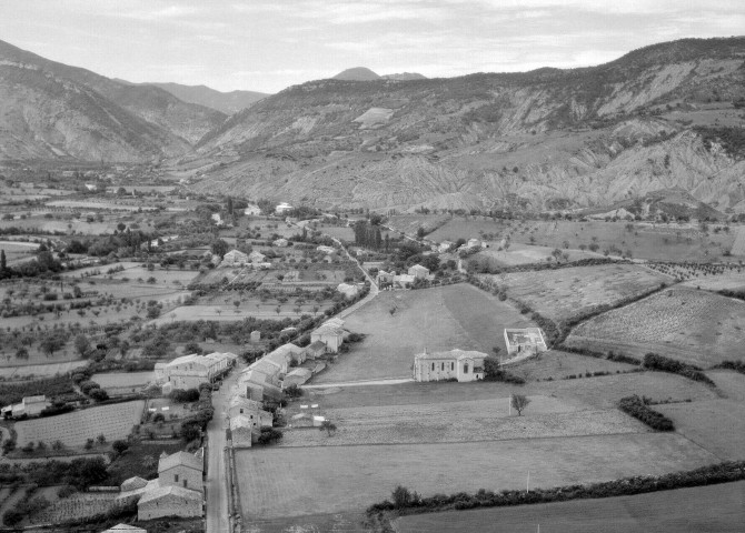 Condorcet. - Vue aérienne du village et de l'église Saint Pierre