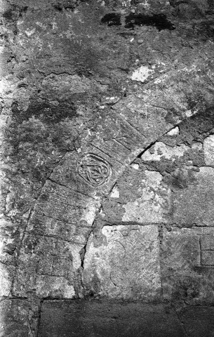 Colonzelle. - Linteau de la chapelle Saint-Pierre, avec marque de tâcherons.