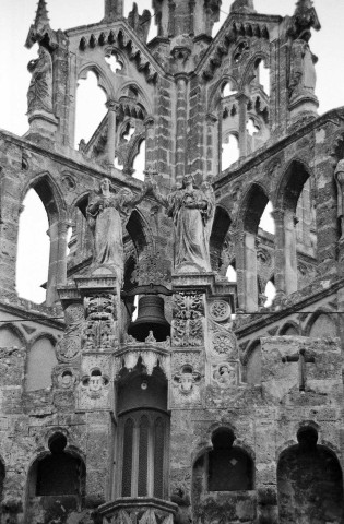 Nyons. - Détail du couronnement de la chapelle Notre-Dame du Bon secours.