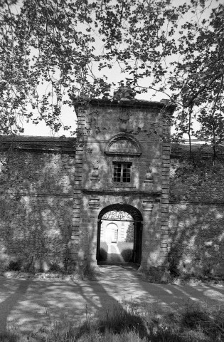 Châteaudouble.- Le porche central des grandes écuries du château.