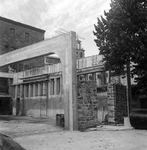 Bouchet. - Construction contre l'abbaye.