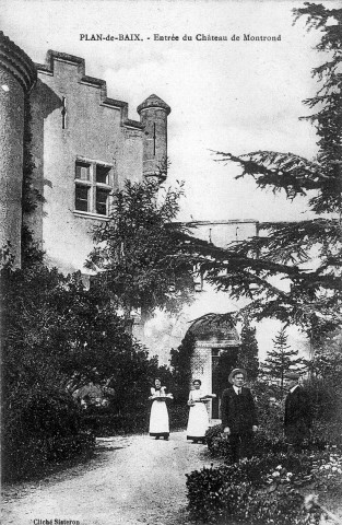 L'entrée du château de Montrond.