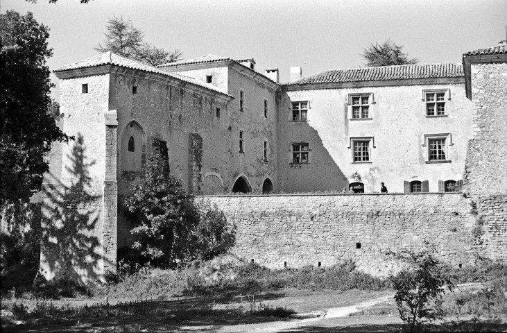 Montjoux. - La façade est du château (XVe s.).