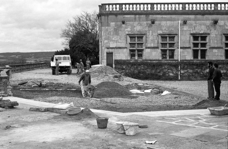 Grignan. - Travaux d'étanchéité des terrasses du château.