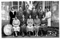 Jeunes gens de la classe de 1932.