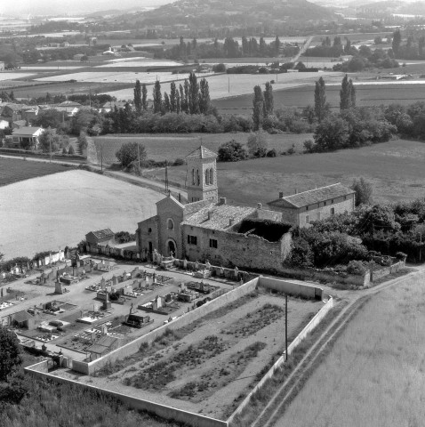 Vue aérienne du cimetière et de l'église Saint-Pierre-aux-liens ou de-Lançon.