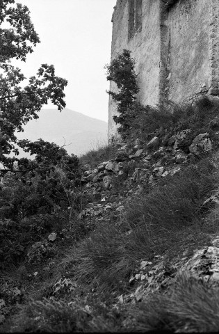 Rochebrune. - Mur de soutènement éboulé sous chevet de l'église Saint-Michel.