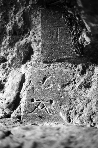 Dieulefit.- Marque de tâcheron sur une pierre du clocher de la chapelle Saint-Pierre.