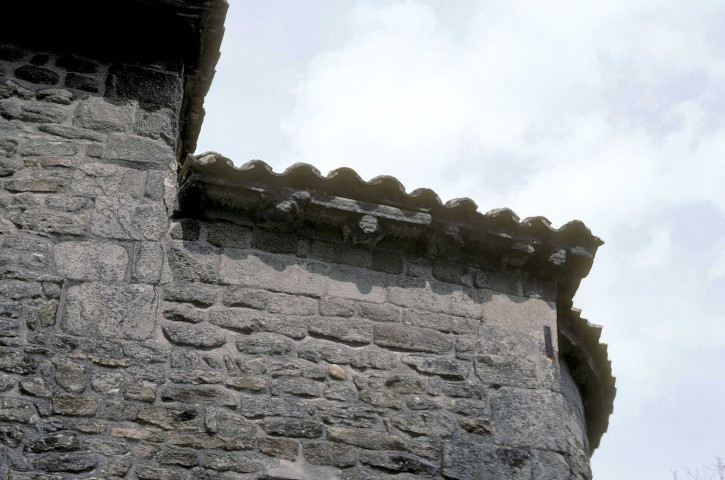 Bathernay.- Détail du chevet de l'église.