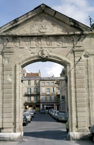 Valence.- Le portail de l'ancienne préfecture.