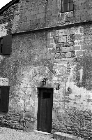 Bathernay.- Porche ouest de l'ancien château.