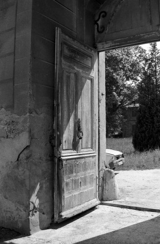 Châteaudouble.- Porche d'accès du château.