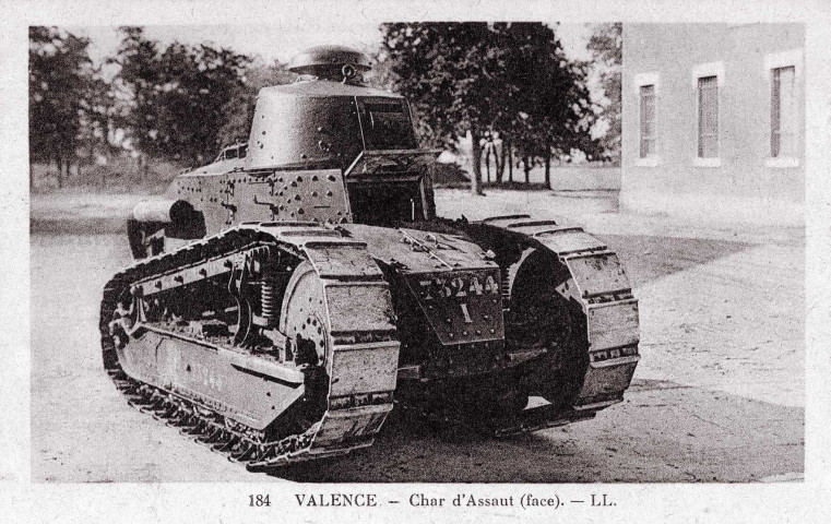 Valence.- Char d'assaut Renault F17 à la caserne Baquet.