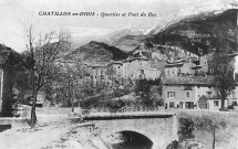 Châtillon-en-Diois.- Vue d'un quartier du village et d'un pont sur la rivière le Bez.