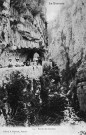 Le Vercors.- Touristes sur la route des Goulets.