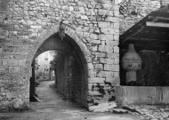 Montbrun-les-Bains. - La porte du village et la fontaine du lavoir