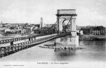 Valence. - Le pont suspendu sur le Rhône (1830-1907).