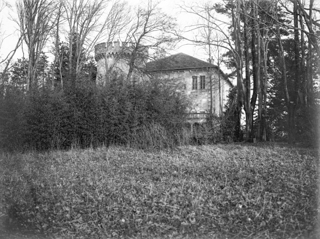 Charols, château de Salettes. - Vue de la façade sud-ouest et de la grosse tour.