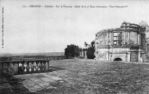 Grignan. - L'allée de la deuxième cour d'honneur du château.