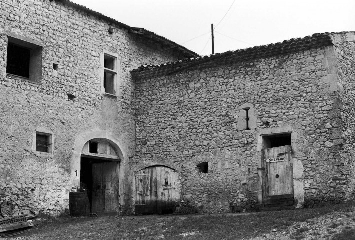 Montclar-sur-Gervanne. - La ferme du château de Vachères.