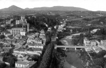 Montélimar. - Vue aérienne du pont de la Libération sur la rivière le Roubion et d'une partie de la ville.