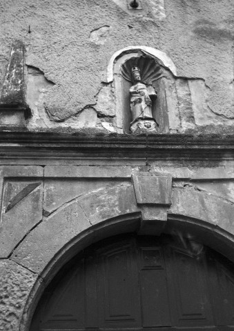 Bouchet.- Statue au dessus de la porte de l'abbaye de religieuses cisterciennes.