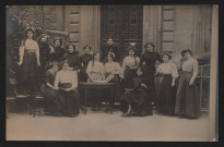 Carte postale d'un groupe de jeunes filles pour une invitation à une fête le 13 février 1910 à la pension Maisonneuve.
