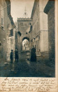 Beaumont-lès-Valence.- Personnages devant la porte fortifiée (XIIIe-XIVe s.) surmontée d'un campanile en fer forgé (avant 1902).