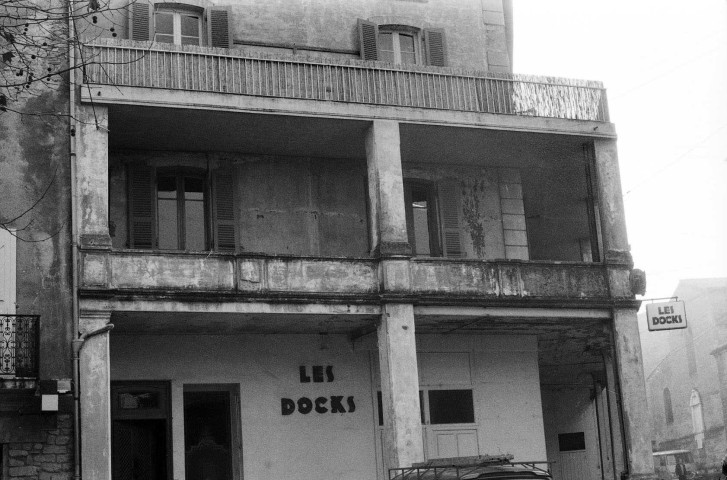 Étoile-sur-Rhône.- Maison Roux à l'angle de la place de la République et de Grande Rue.