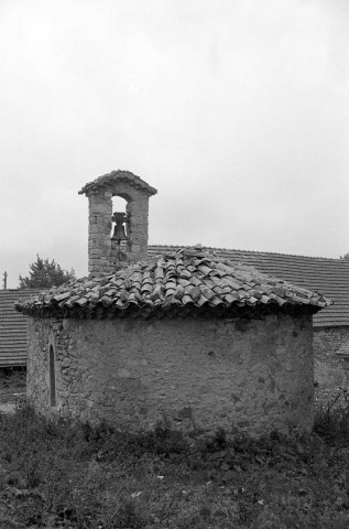 Boulc.- Le chevet de la chapelle du hameau des Tatins.