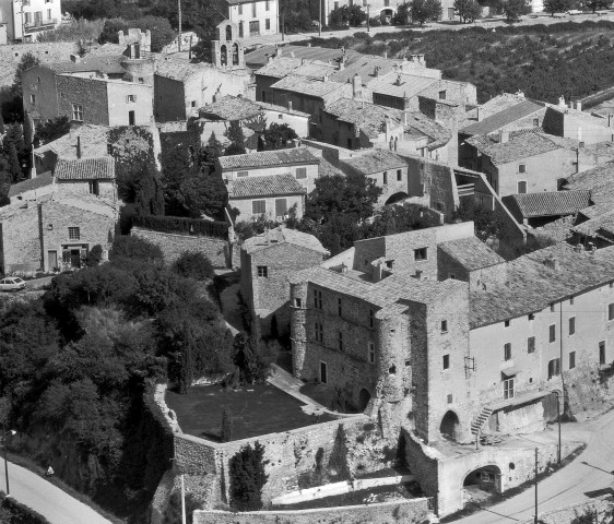 Vue aérienne du château et d'une partie du village.