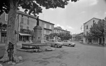 Tulette.- La fontaine place du Cours.