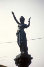 Suze-la-Rousse.- Statue de la république.