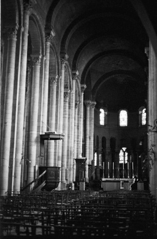 Valence. - Installation électrique de la nef de la cathédrale Saint-Apollinaire.