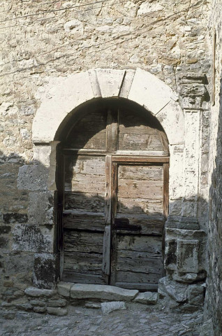 Dieulefit.- Portail de l'église Saint-Pierre.