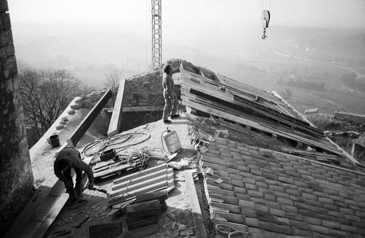 Mirmande.- Travaux de couverture de la nef de l'église Sainte-Foy.