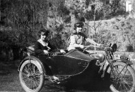 Marguerite Januel la mère de Serge dans le side car et Me Lamarque sur une moto Hudson.