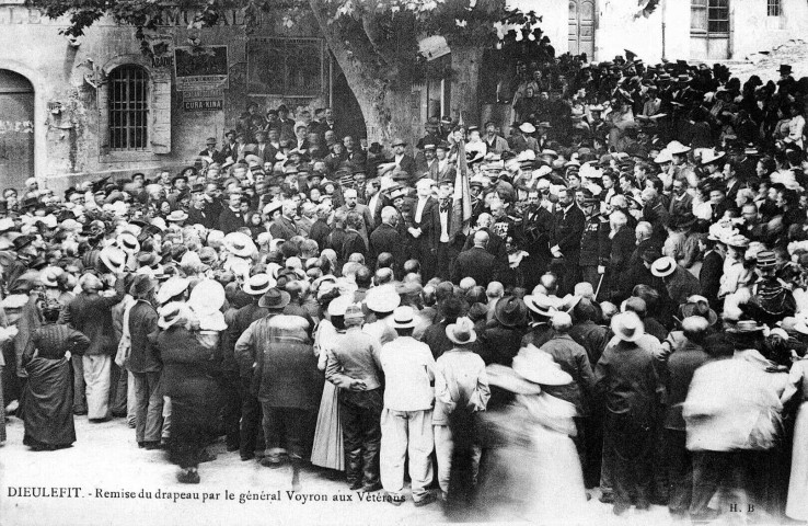 Remise du drapeau par le général Voyron aux vétérans en mai 1900.