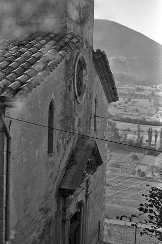 Montbrun-les-Bains. - La façade ouest de l'église Notre-Dame.