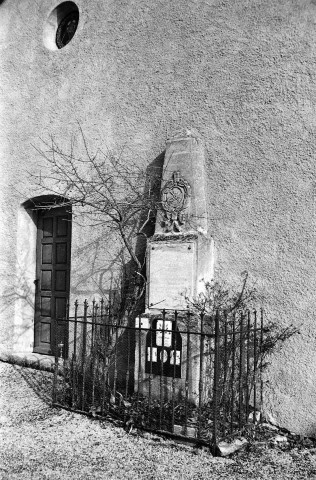 Le Poët-en-Percip. - Le monument aux morts.