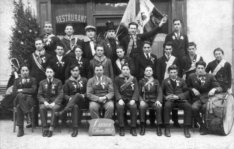 Jeunes hommes de la classe de 1927.