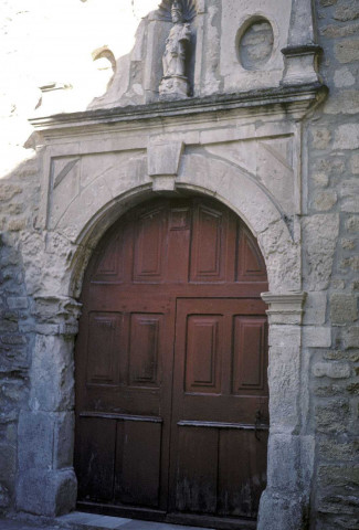 Bouchet.- Le portail de l'église.