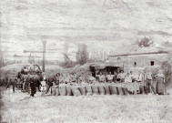 Vaunaveys-la-Rochette.- La batteuse et les ouvriers après la moisson à la Rochette.