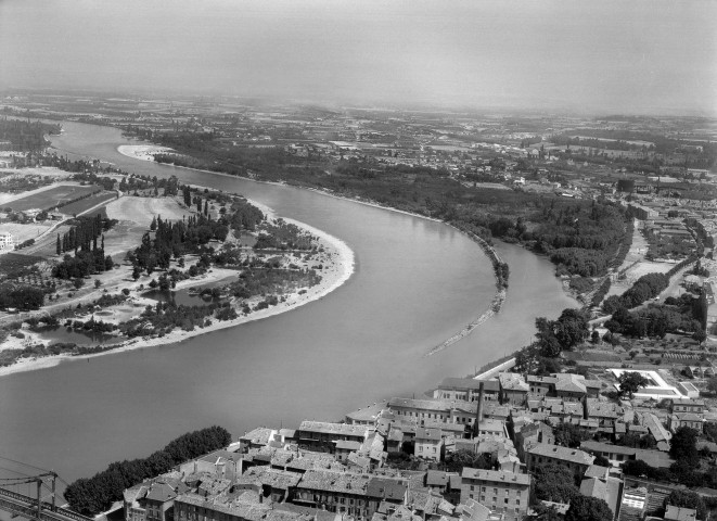 Vue aérienne de la basse ville et du Rhône.