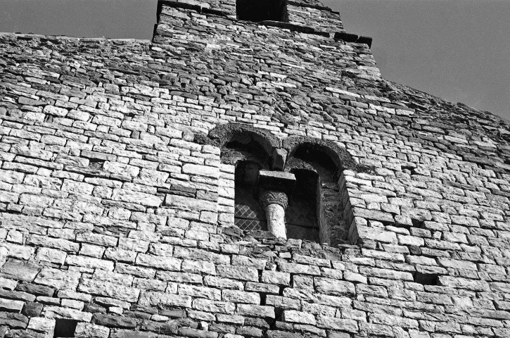 Francillon-sur-Roubion.- Détail de la façade principale de l'église Saint-Pierre-aux-Liens.