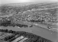 Vue aérienne du village et du Rhône.